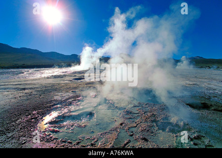 Weitwinkel von Dampf und heißem Wasser sprudelt aus der Geysire in der El Tatio Geysirfeld in Chile hautnah. Stockfoto