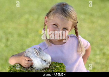 Mädchen mit Osterhase Stockfoto