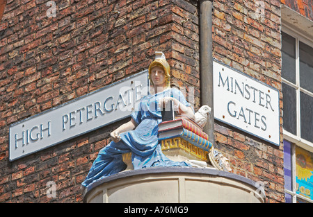 Nachschlagen! Details wie diese Statue über den Straßenschildern übersehen oft Stockfoto