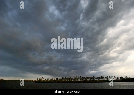 Weitwinkelaufnahme der Gewitterwolken den Fluss zu Beginn der Monsunzeit überrollen. Stockfoto