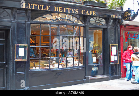 Kleine Betty Cafe - Stonegate, York Stockfoto