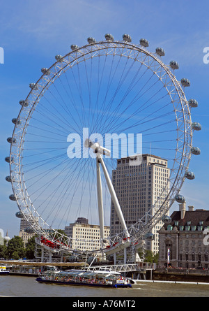 "British Airways London Eye" mit ^ Katamaran "Hydrospace Delta" Stockfoto