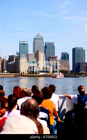 Die Skyline von London eindrucksvoll vom Ausflugsboot auf der Themse aus gesehen Stockfoto