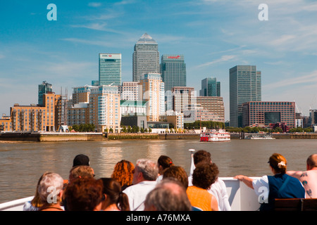 City of London beeindruckende Skyline vom Ausflugsboot auf der Themse aus gesehen Stockfoto