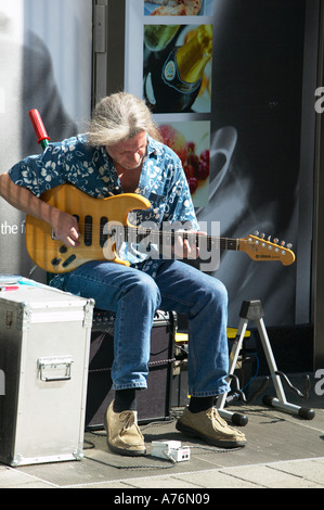 Schottland, Glasgow, Sauchiehall Street. Gitarre spielen Straßenmusiker Stockfoto