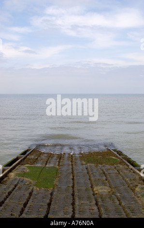 Eine Rampe gemacht von Betonsteinen verschwinden in die Nordsee bei Whitstable Kent UK Stockfoto