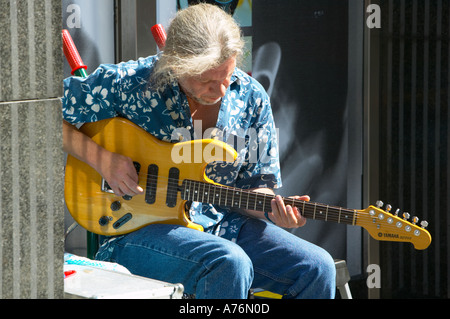 Schottland, Glasgow, Sauchiehall Street. Gitarre spielen Straßenmusiker Stockfoto