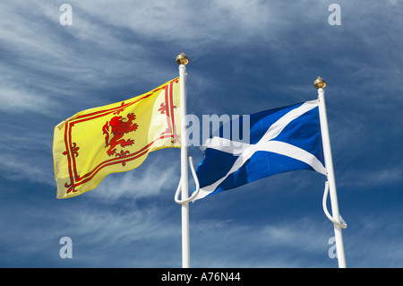 Schottland. Die St Andrews Flagge die Nationalflagge Schottlands und der schottischen Royal Banner mit Red Lion Rampant Stockfoto