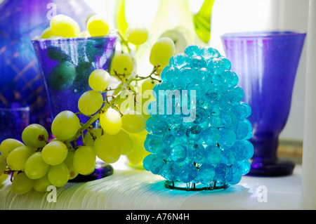 Gläser und Sturm Licht auf Tisch Stockfoto