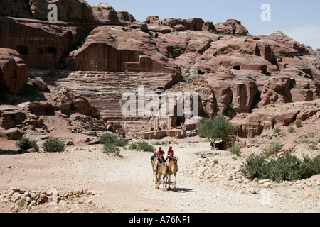 Beduinen Reiseleitung Kamelreiten im Nationalpark von Petra, Jordanien Stockfoto