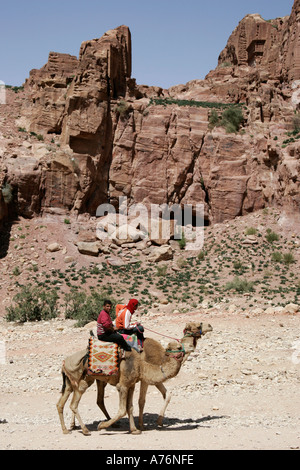 Beduinen Reiseleitung Kamelreiten im Nationalpark von Petra, Jordanien Stockfoto