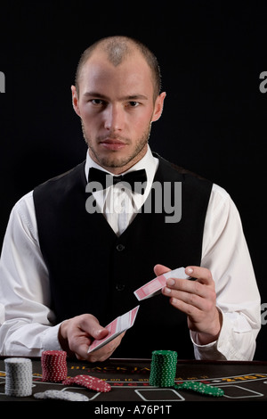 Mann mischen Spielkarten Stockfoto