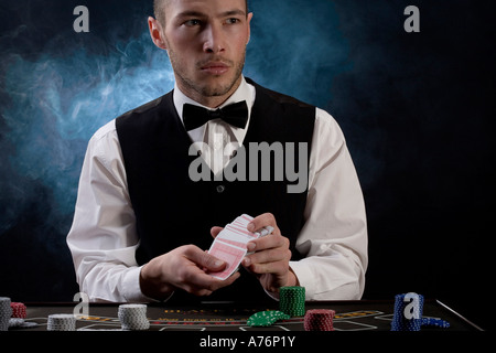 Mann mischen Spielkarten Stockfoto