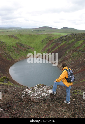 Wanderer auf der Suche in den Vulkankrater Kerid, Island. Stockfoto