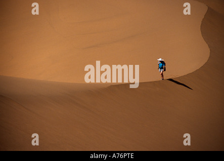Weiblich, Wandern in der Namib-Wüste Namib Wüste Namib Naukluft Park Sossusvlei Namibia Afrika Stockfoto