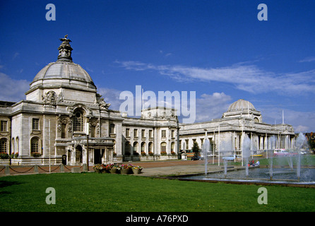 Brunnen und grünen Freifläche vor Cardiff City Hall und National Museum of Wales auf richtige Cardiff Wales UK Stockfoto