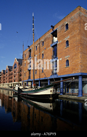 Alten traditionellen Segelboot vor Anker am Atlantic Wharf vor der Zolllager Cardiff Bay Cardiff Wales UK Stockfoto