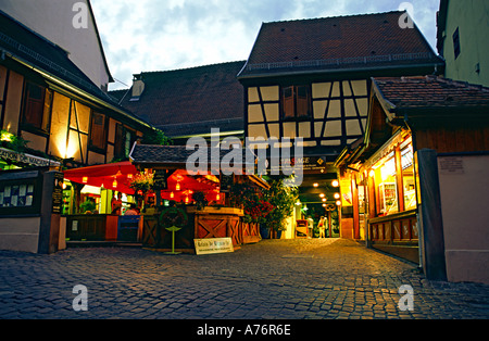 Rue du General de Gaulle im Dorf von Riquewihr Elsass Frankreich Stockfoto