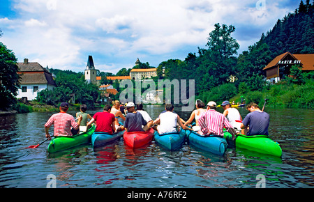 Rafting entlang der Flüsse in der Tschechischen Republik in der Nähe von Vyssi Brod und Rosenberg. Stockfoto