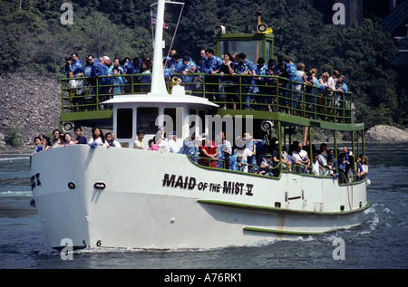 Mädchen der Nebel V-Boot mit Touristen um Niagara Falls New York State USA sehen Stockfoto