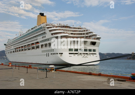 Ocean Liner Kreuzfahrtschiff Auroroa verlassen Hafen in Aculpulco Mexiko mit Passagieren beobachtete die Abfahrt Stockfoto