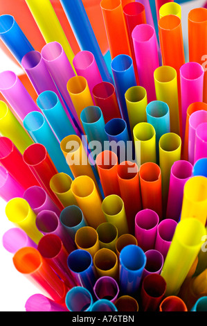 Bunte Strohhalme aus Kunststoff Stockfoto