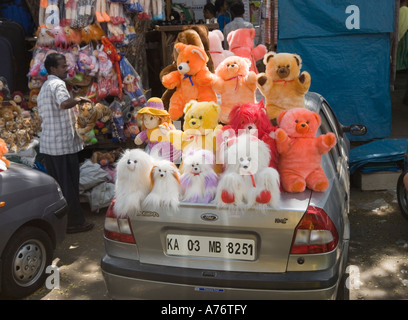 Flauschige Plüsch Tiere zum Verkauf angezeigt über Boot und das Dach des modernen Ford-Limousine in Straßenmarkt in Chennai Indien Stockfoto