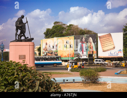 Statue von Gandhi schaut vom Monument, als ob der Durchgangsverkehr auf der Strandpromenade Alleenstraße Chennai Indien beobachten Stockfoto