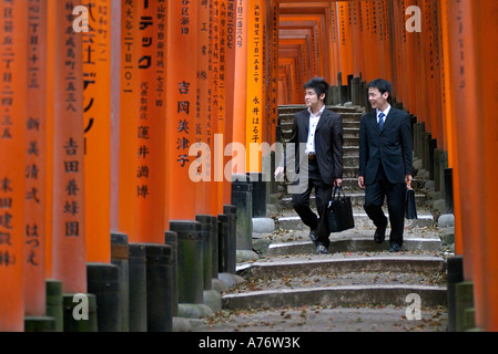 Orange lackiert Torii-Tore im Fushimi Inari-Taisha-Schrein in Kyoto Japan zwei Jungunternehmer Stockfoto
