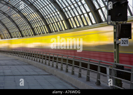 Abfahrenden Straßenbahn, Hauptbahnhof, Berlin, Deutschland Stockfoto