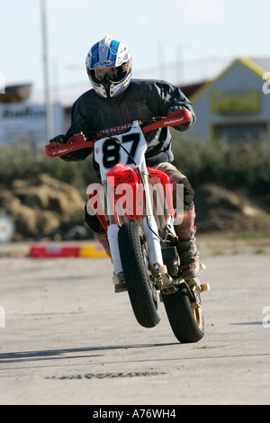 Motocross Fahrer Wheelies sein Fahrrad am Motorrad und Kart zeigen Demonstration Titanic Quarter Belfast Nordirland Stockfoto