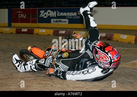 Jeremy Mcwilliams fällt seine Minibike bei der Vorstellung der indoor Motocross Odyssey Arena Belfast Nordirland Stockfoto