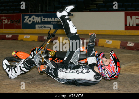 Jeremy Mcwilliams fällt seine Minibike bei der Vorstellung der indoor Motocross Odyssey Arena Belfast Nordirland Stockfoto