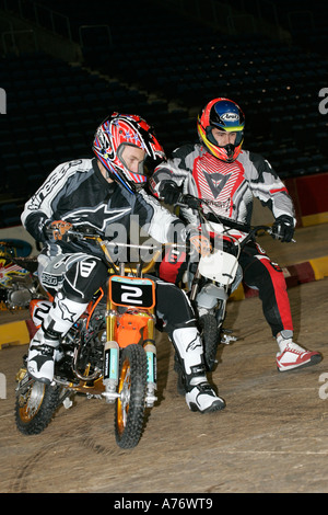 Minibike Rennen zwischen Leon Haslam und Jeremy Mcwilliams an den Start der indoor Motocross Odyssey Arena schwarz Stockfoto