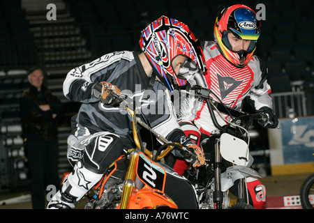 Minibike Rennen zwischen Leon Haslam und Jeremy Mcwilliams an den Start der indoor Motocross Odyssey Arena schwarz Stockfoto