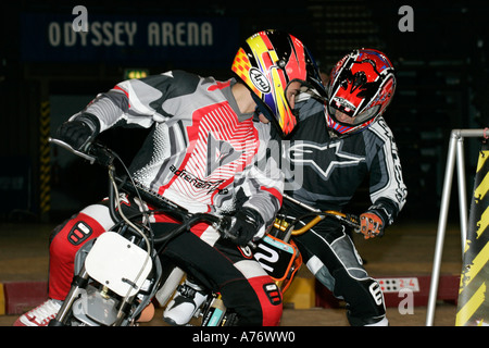 Minibike Rennen zwischen Leon Haslam und Jeremy Mcwilliams an den Start der indoor Motocross Odyssey Arena schwarz Stockfoto