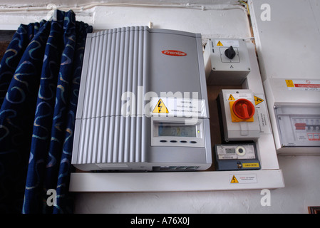 Wand montiert Fronius Wechselrichter Steuerelementarray von 12 solar  PV-Panels Cotswolds UK Stockfotografie - Alamy