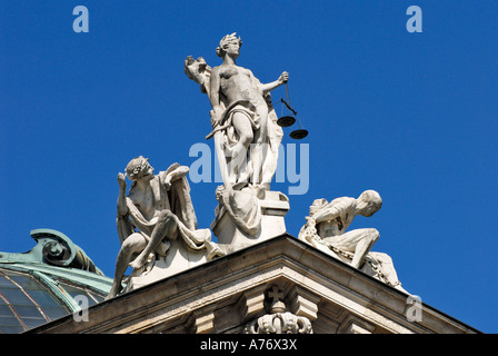Justitia, Unschuld und Vice auf den Justizpalast, München, Bayern, Deutschland Stockfoto