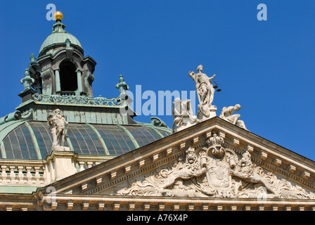 Justitia, Unschuld und Vice auf den Palast von Gerechtigkeit, Südfassade und Kuppel, München, Bayern, Deutschland Stockfoto