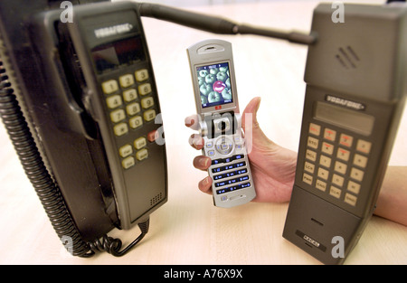 Die Geschichte von Mobiltelefonen mit alten Modellen aus den 1980er Jahren und ein 3G Bildtelefon von 2004 angezeigt. Stockfoto