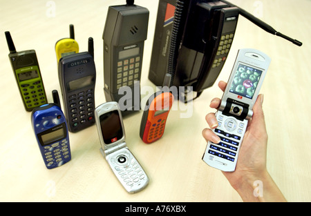 Die Geschichte von Mobiltelefonen mit Vintage-Modelle aus den 1980er Jahren auf 3 Bildtelefone angezeigt. Stockfoto