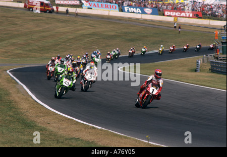 Carl Fogarty führt das SBK Superbike World Championship-Rennen in Brands Hatch 1. August 1999 Stockfoto