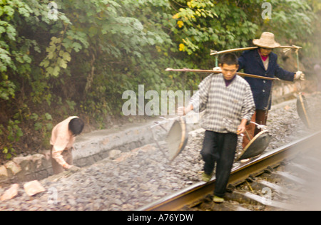 CHINA SHANGHAI chinesische Eisenbahn-Arbeiter Männer und Frauen tragen Zement in Schulterpassen Stockfoto