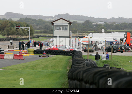 Reifenwand und Gruben im Kartsport Bishopscourt Schaltung Grafschaft, Nord-Irland Stockfoto