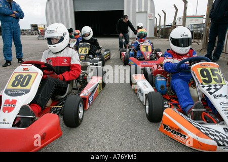 Kadett Jugend Karters bereiten auf Gitter vor dem Rennen Bishopscourt Schaltung Grafschaft, Nord-Irland Stockfoto