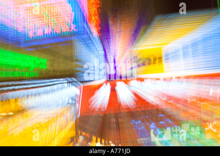 Neon-Schilder in der Nacht in Hongkong mit dem Zoom platzen Methode. Stockfoto