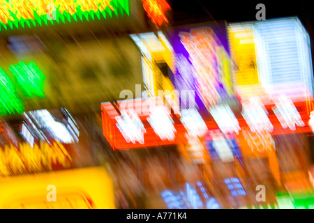 Neon Schilder in der Nacht in Hong Kong mit Winkelbewegung verwischen. Stockfoto