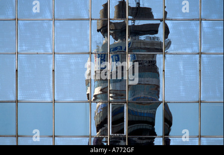 Reflexion der BT Tower am Bürofenster... Stockfoto