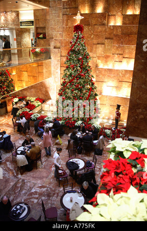 weihnachtlich dekorierte Lobby des Trump Tower an 725 5th Avenue. Manhattan, New York City, usa Stockfoto