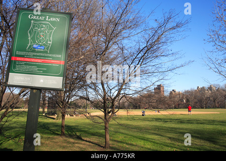 Wegweiser im großen Rasen Oval im Central Park. Manhattan, New York City, usa Stockfoto